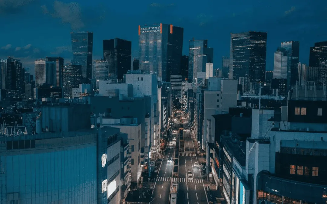 Vista noturna de uma cidade moderna com prédios altos iluminados e ruas bem organizadas.