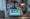 Homem em frente a um laptop com a interface do Zapier exibida na tela, representando a automação e integração de ferramentas digitais