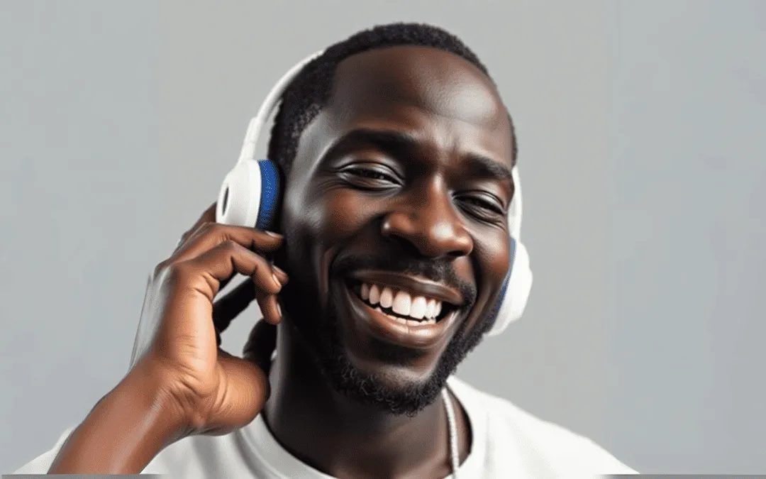Um homem sorridente, usando fones de ouvido azuis e brancos, apreciando música com expressão de alegria e satisfação.