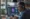 Profissional com headset trabalhando em um computador, explorando uma interface que utiliza uma API OpenAI para desenvolvimento de inteligência artificial.